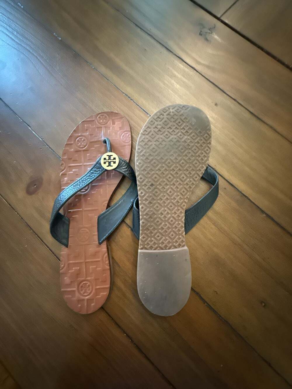 Tory Burch Thora Flat Thong Sandals in Black Leather - Picture 2 of 4